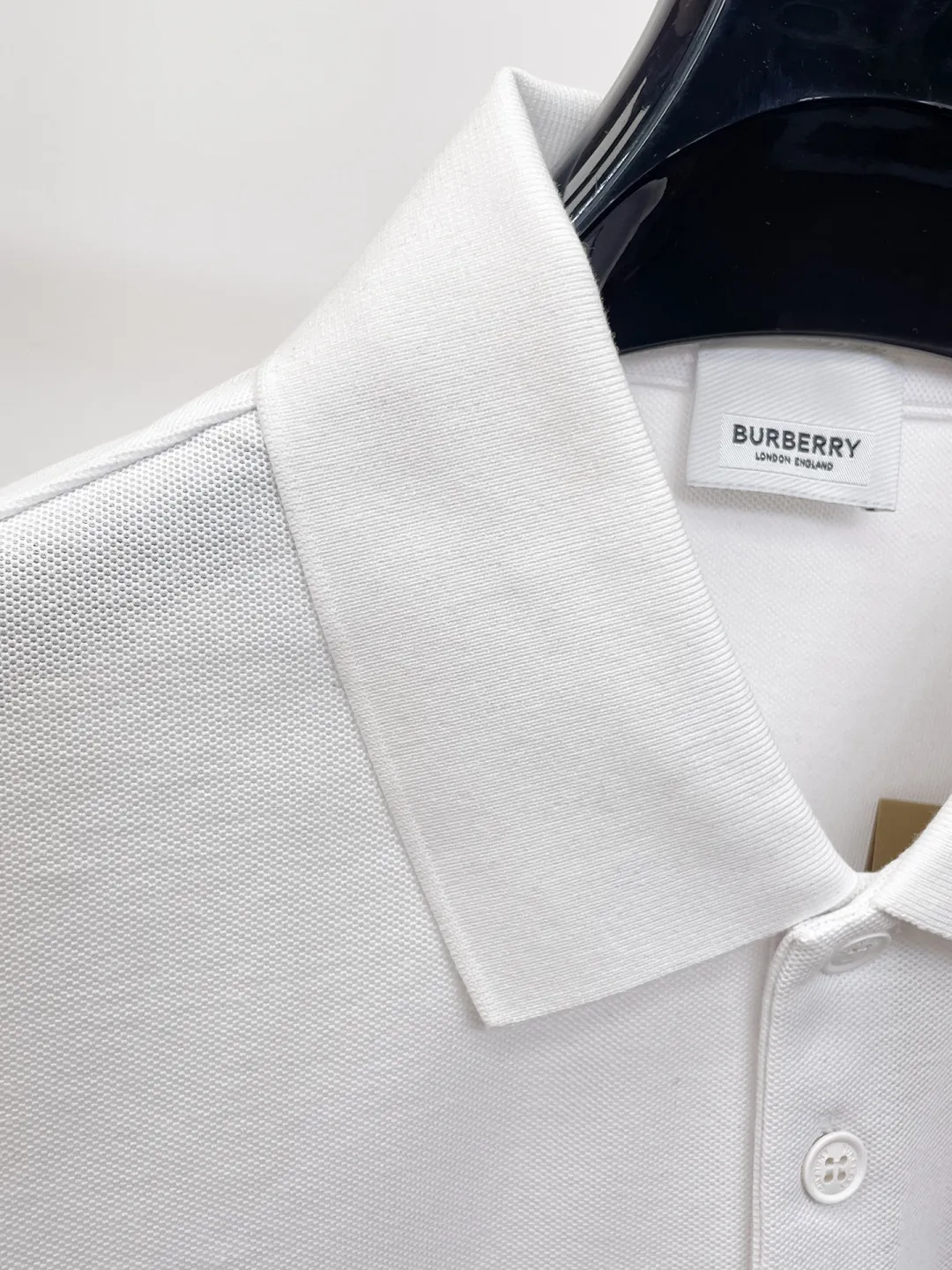 BURBERRY New Arrival Polo shirt, complete with three labels, original fabric, original customized accessories, official Same Style, using 210 grams of pure cotton pique fabric, customized same-tank dyed fabric, very comfortable and smooth to the touch, very wide and stylish, produced by a first-line brand on behalf of Factory, imported Behringer embroidery machine, embroidery is full and textured, imported Kangli direct-injection machine, printing is clear and textured, the collar rib is woven with imported yarn It will not lose shape after being worn for a long time. It is the most New Arrival style in spring and summer. It is fashionable and individual. It is super Versatile and looks good. It is very suitable for both men and women. It is a must-have for everyone. Size: S-XXL